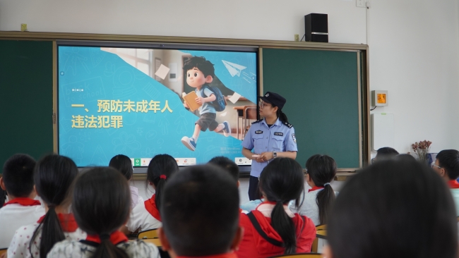 民警在当地学校开展法治小课堂。安岳县公安局供图
