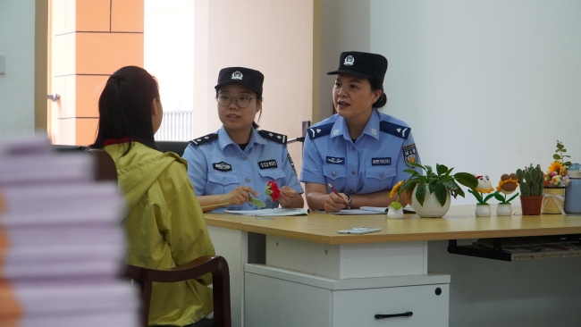 经开区派出所警察来帮忙谈心谈话室。安岳县公安局供图