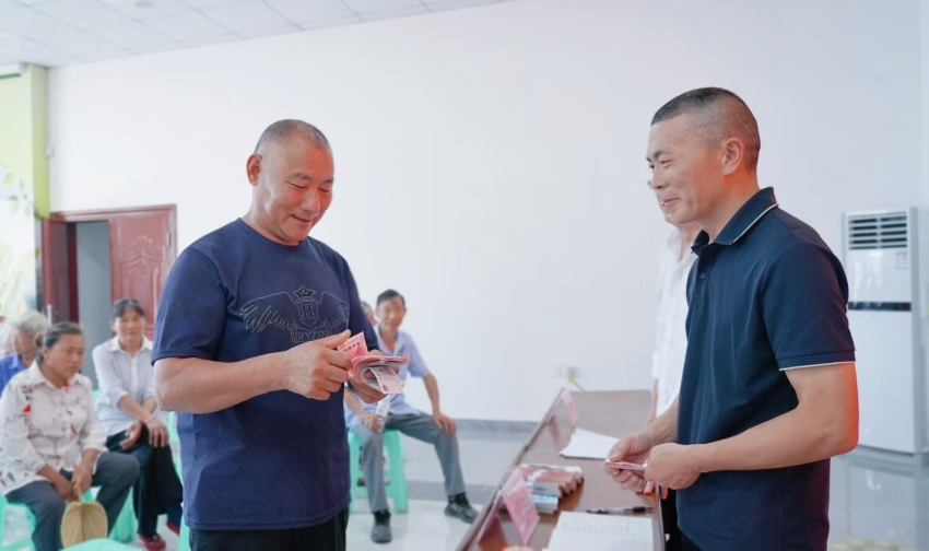 务工人员领取拖欠薪资。恩阳区纪委监委供图