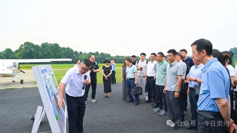 与会嘉宾了解崇州低空经济的发展情况。崇州市融媒体中心供图
