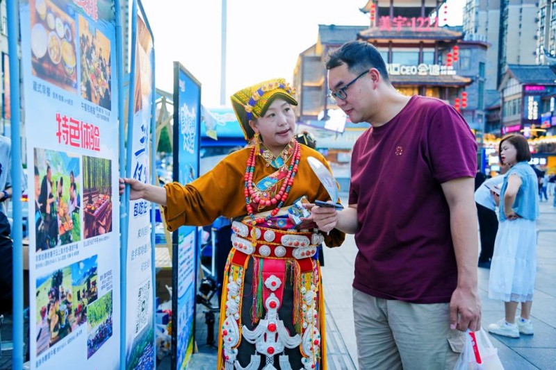 向南充市民介紹黑水文旅資源。黑水縣文廣旅局供圖