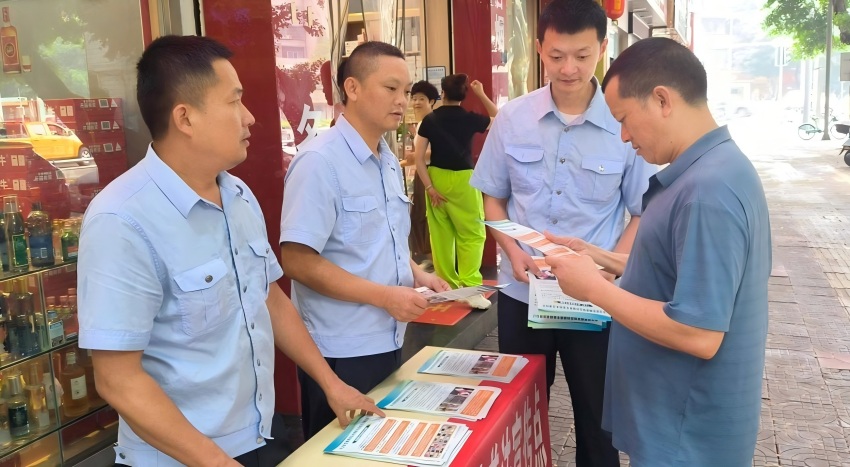 东坡区局专卖执法人员普法现场。肖平摄