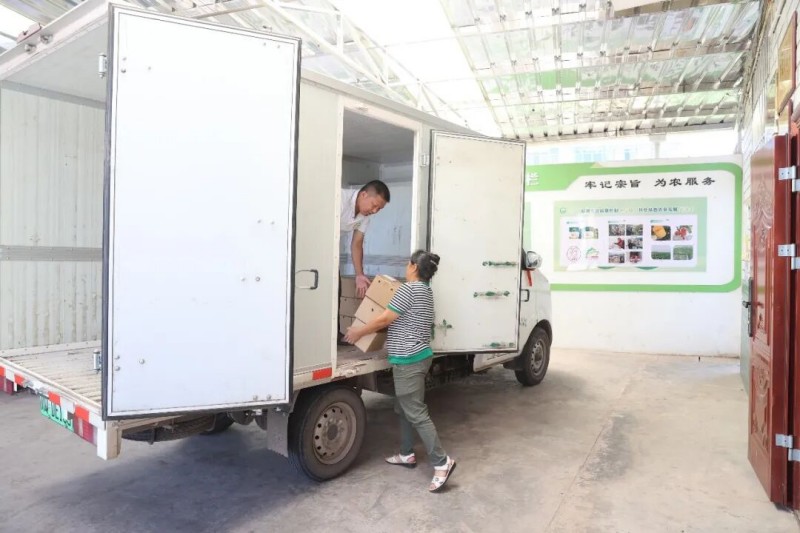临江村农村电商服务站将检测合格的农产品运往市场。翠屏区融媒体中心供图