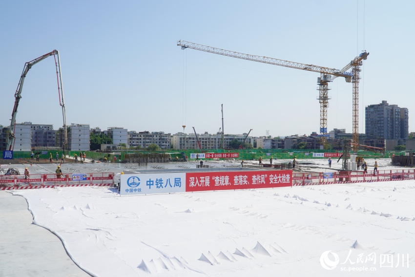 东广场最后一块盖板区域施工现场。人民网 赵祖乐摄