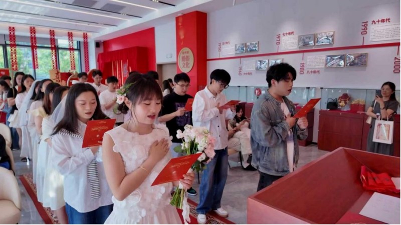 新人们共同宣读结婚誓言。主办方供图
