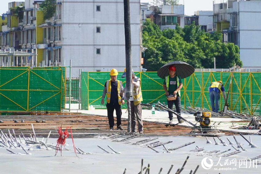浇筑现场。人民网 赵祖乐摄