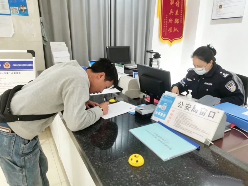 格勒完成户口迁移。巴塘县行政审批局供图