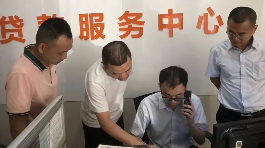 财政局与企业到银行咨询金融业务，为企业融资牵线搭桥。达州市通川区融媒体中心供图