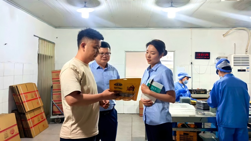 通川农行公司部客户经理叶秋霞、李洪兵上门了解灯影牛肉厂经营情况及资金需求，通过批量担保方式为客户办理流动资金贷款150万元。达州市通川区融媒体中心供图