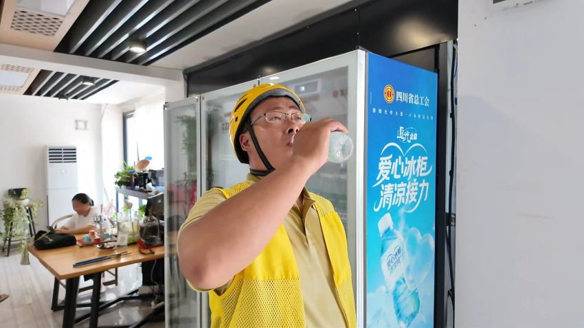 工会驿站设置“爱心冰柜”。简阳市融媒体中心供图