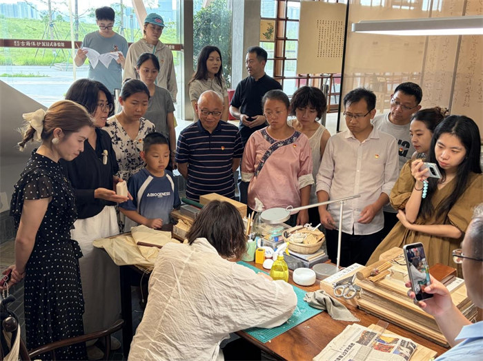 实地观摩现场修复全流程。文产院供图