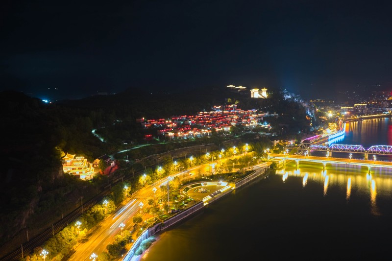嘉陵江畔的何家渡社区。张文良供图