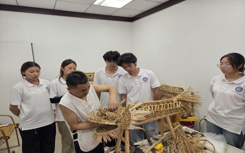 学生正在观看板凳龙全套扎制流程。达州职业技术学院供图