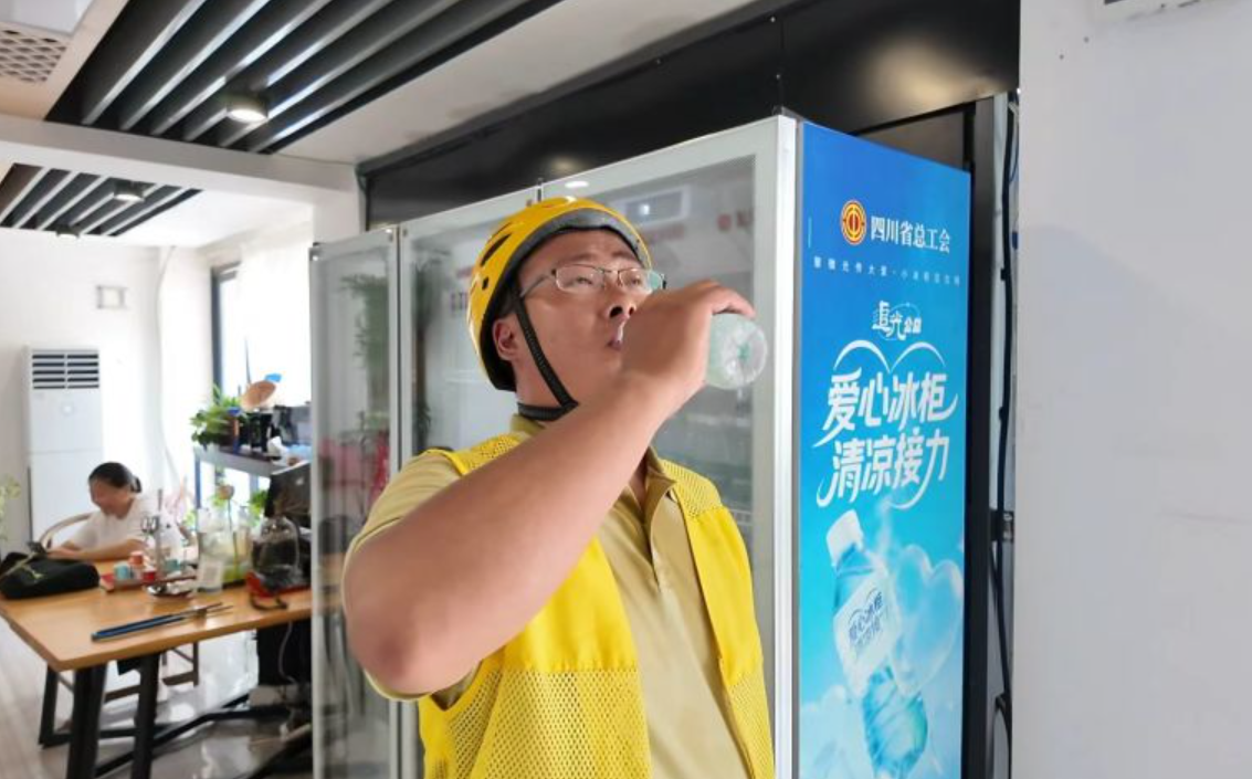 四川简阳：“爱心冰柜”为高温下的双向奔赴降温