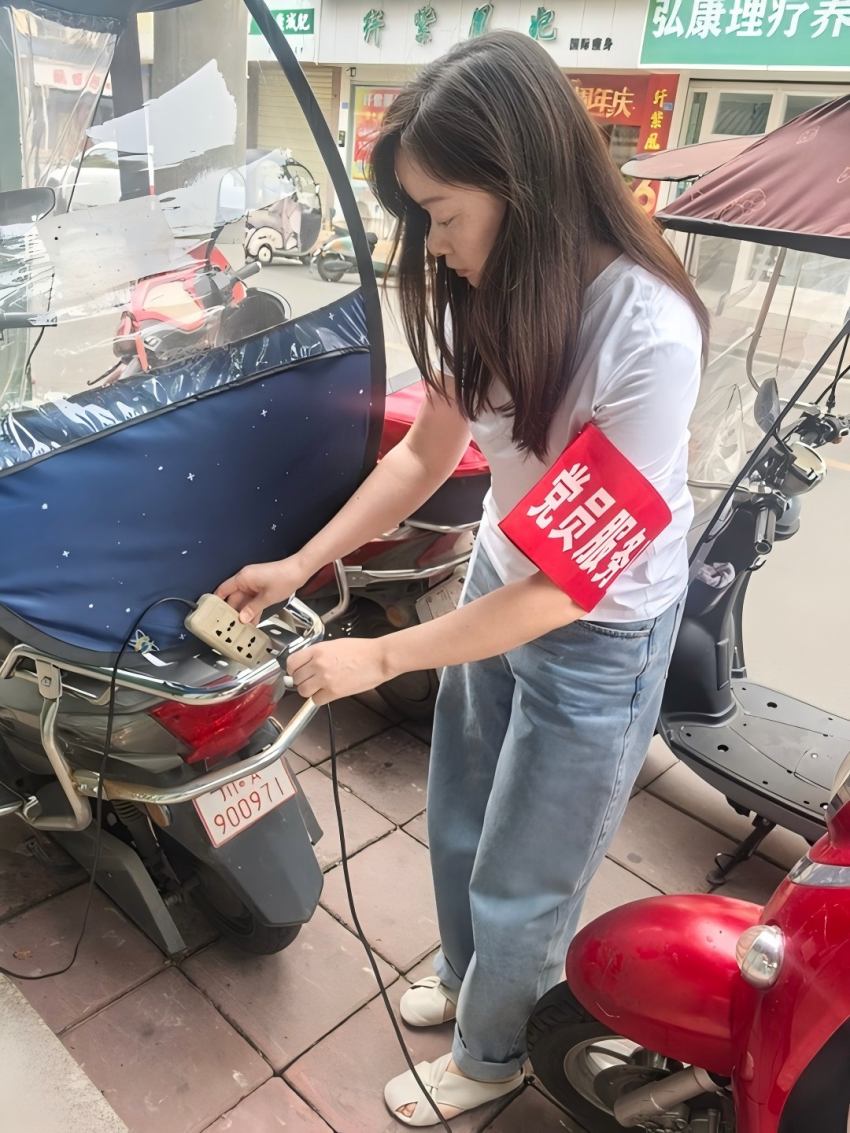 党员志愿者深入社区开展志愿服务。郫都区烟草专卖局供图