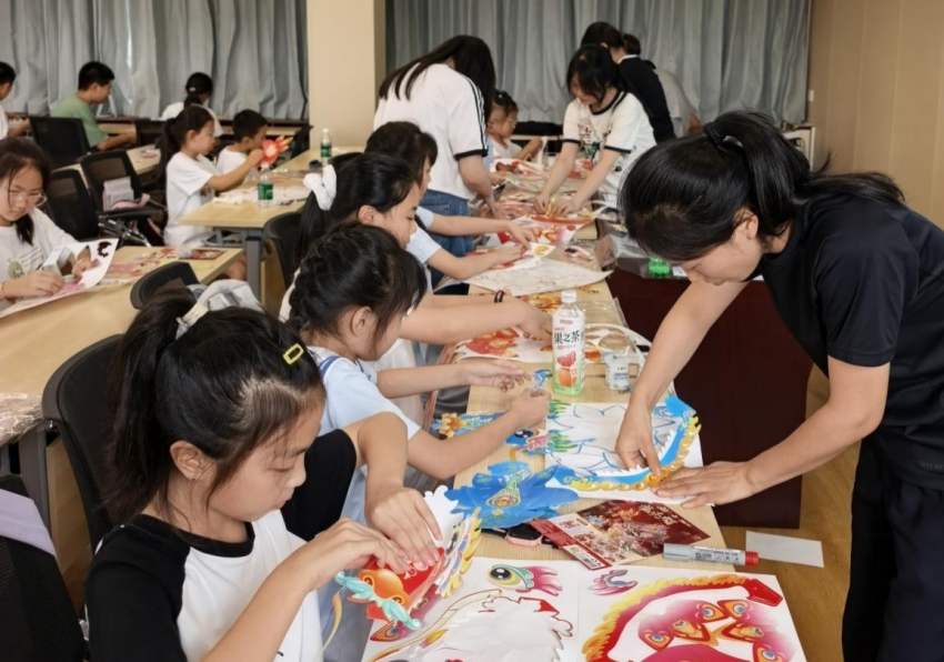 孩子们在拼搭“中国龙”、制作红色手工作品。黄芝贤摄