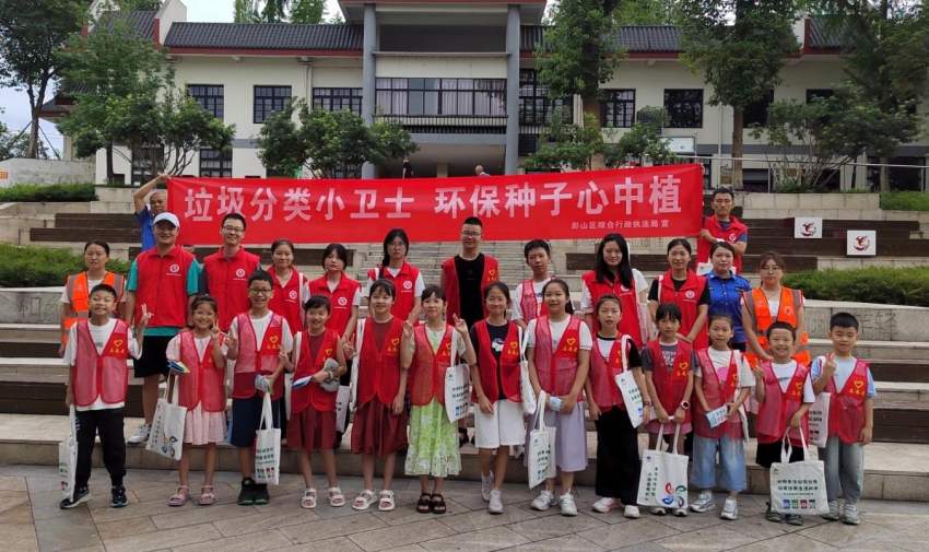 孩子们化身“环保小卫士”。黎攀摄