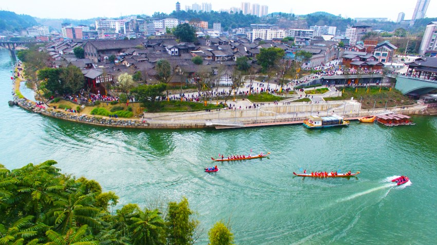 恩阳古镇河道龙舟民俗场景。恩阳区委宣传部供图