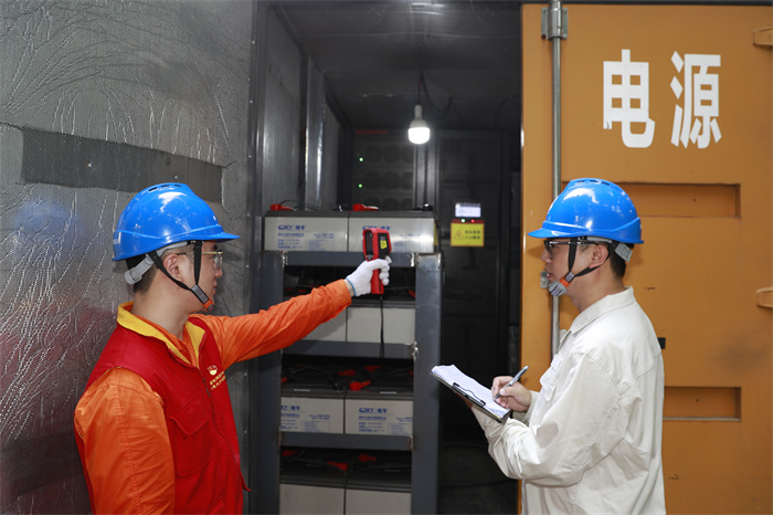 高温期间，国网成都供电公司工作人员开展UPS电源红外测温，为APEC数字周活动保供电。国网成都供电公司供图