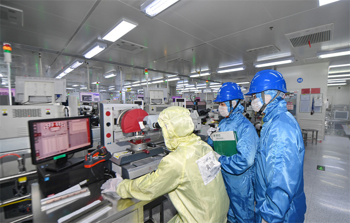 国网成都供电公司客户经理走访成都士兰半导体制造有限公司，了解企业生产用电需求。国网成都供电公司