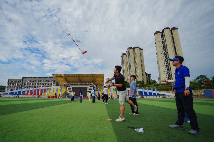 选手正在参加电动滑翔机飞行控制比赛。翁光建摄
