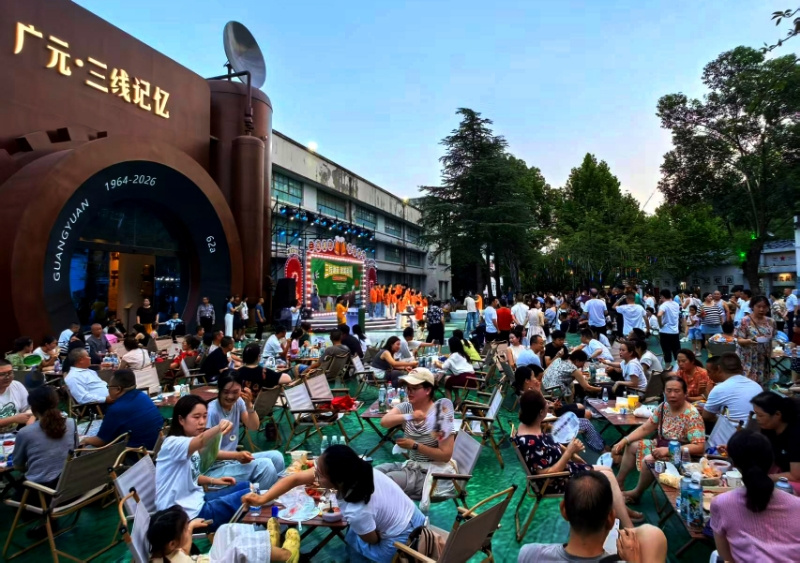市民游客边品美食边听音乐。张文良供图