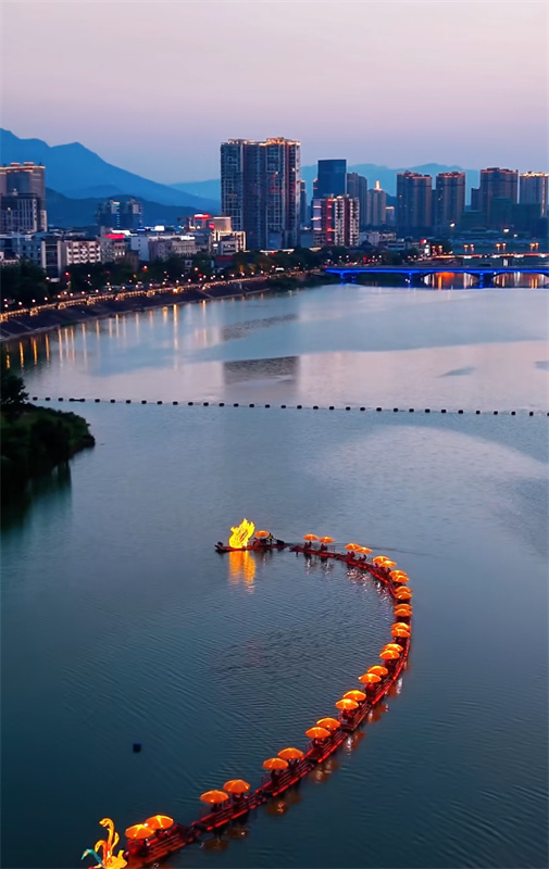 市民游客坐“龙船”赏景。张文良供图