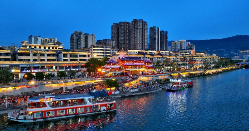 市民游客坐船欣赏夜景。张文良供图