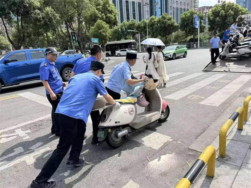 城管工作人员清理乱停乱放的电动车。广元市城管执法支队供图