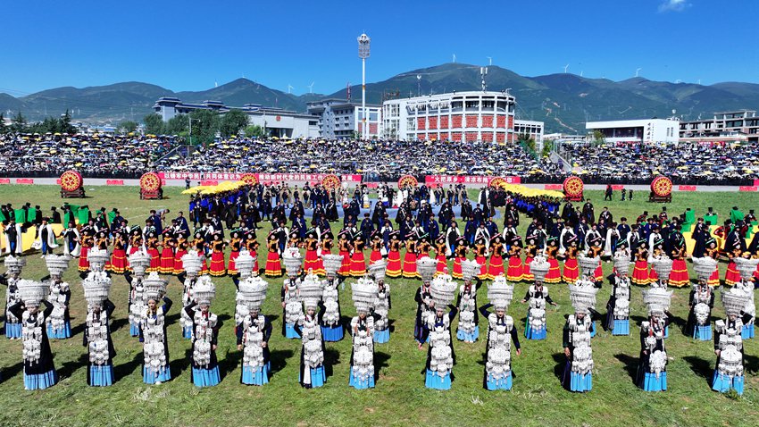 “火把原乡·清凉布拖”2026年布拖彝族传统火把节开幕式在火把广场盛大启幕。布拖县融媒体中心供图