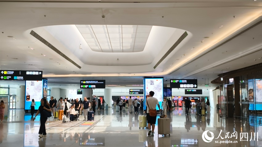 暑运期间，天府机场旅客出行进入高峰期。人民网记者 郭莹摄