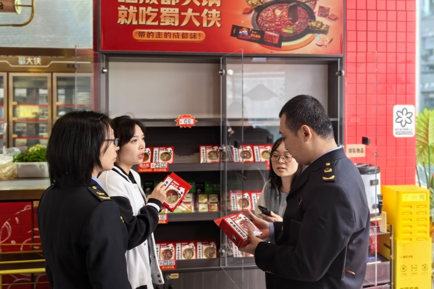 工作人员现场辅导企业商标海外维权。成都市市场监管局供图