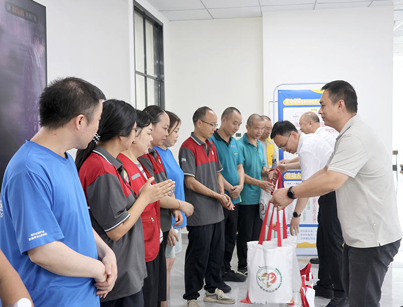 為郵政一線員工發放防暑物資。綿竹市融媒體中心供圖