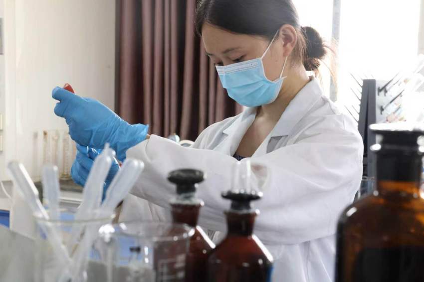 工作人员正在检测水质。闫凯摄