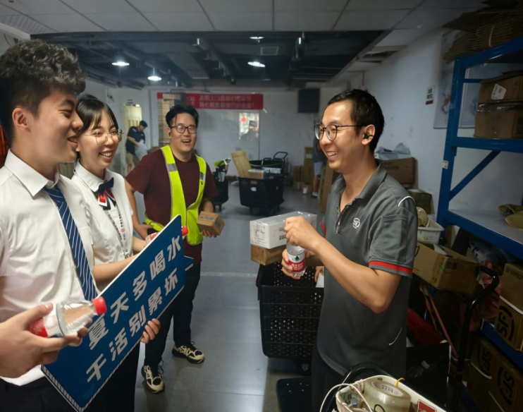 工行成都天府支行走进驿站为快递员送清凉。工行四川省分行供图