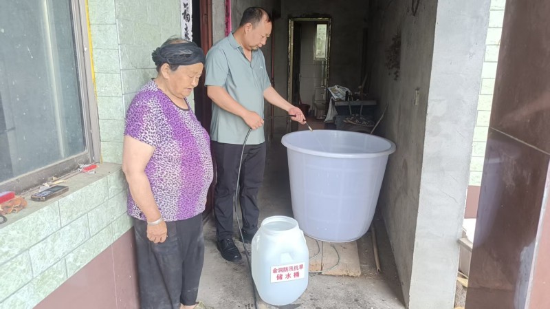 村民正在儲備飲用水。張文良供圖