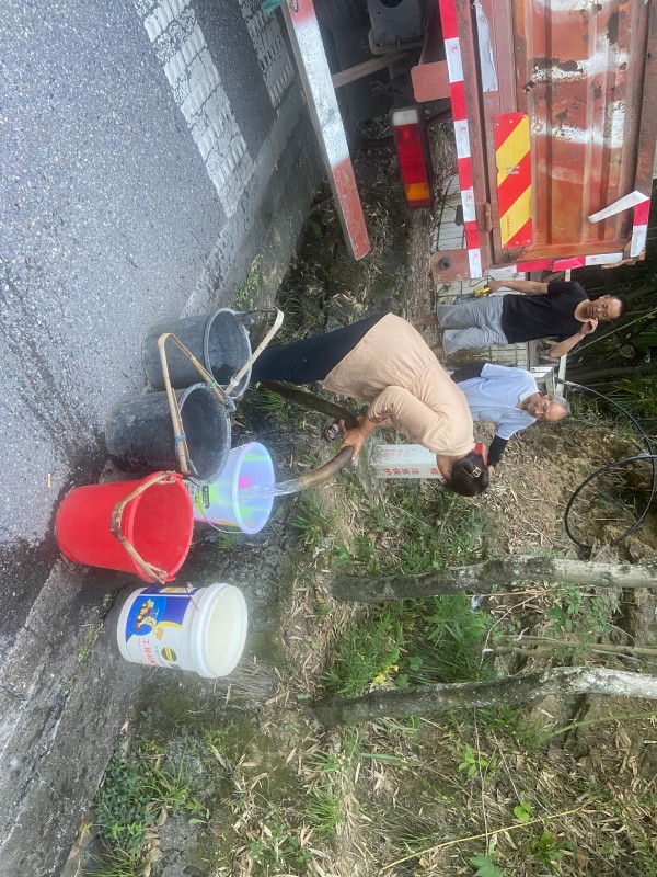 大型運水車為村民送飲用水。張文良供圖