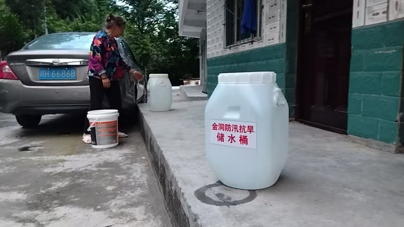 黨員干部用車將飲用水送到村民家。張文良供圖