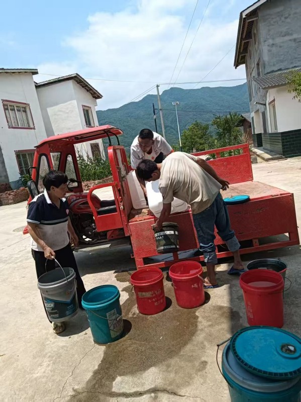 黨員干部用三輪車為村民送水。張文良供圖