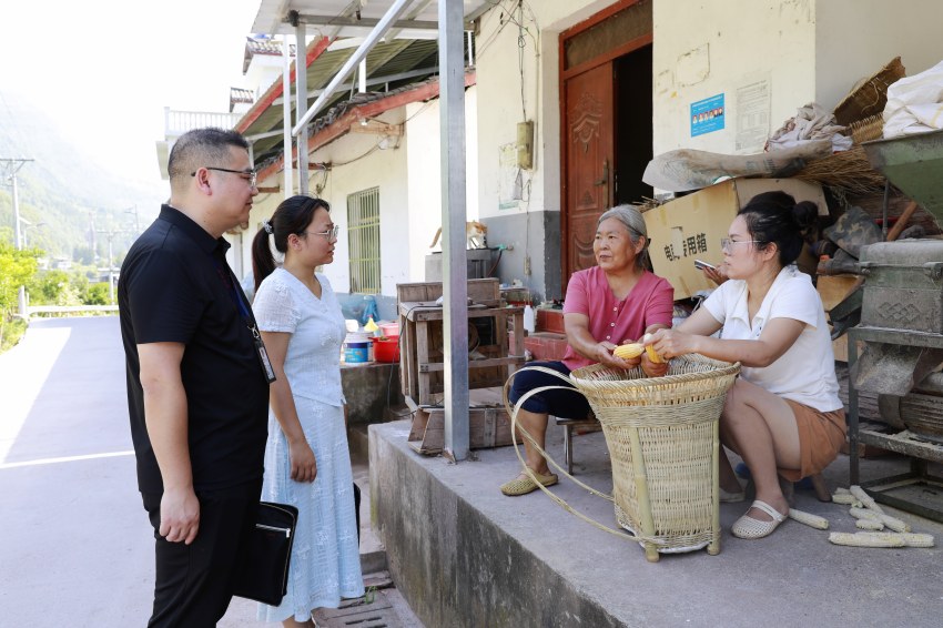 通江县青峪镇纪委工作人员到青水坝村，对村内路灯安装民生实事开展实地回访。胡鹏供图