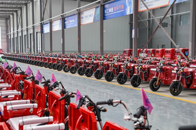 四川歐王電動科技股份有限公司生產車間，一輛輛嶄新的電動摩托車整齊碼放在成品庫區。彭傳桁攝