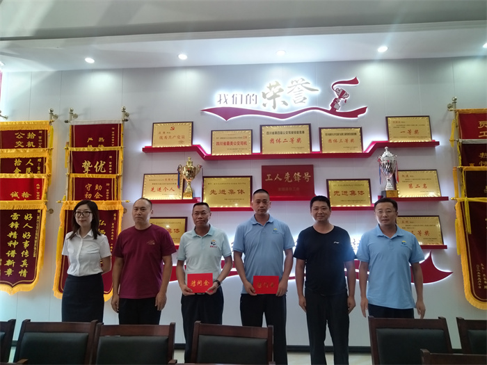 慰问退役军人代表。富顺县退役军人事务局供图