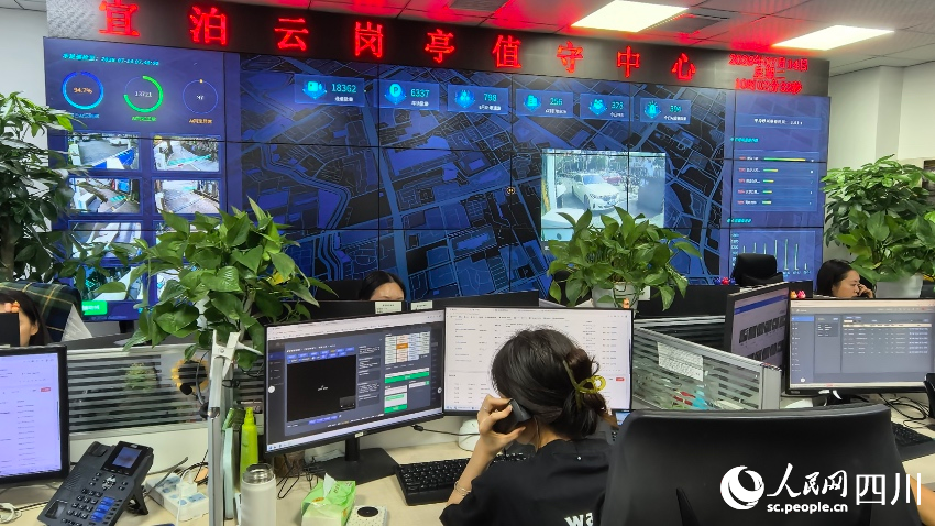 宜泊云岗亭24小时值守中心。人民网 袁曼倪摄