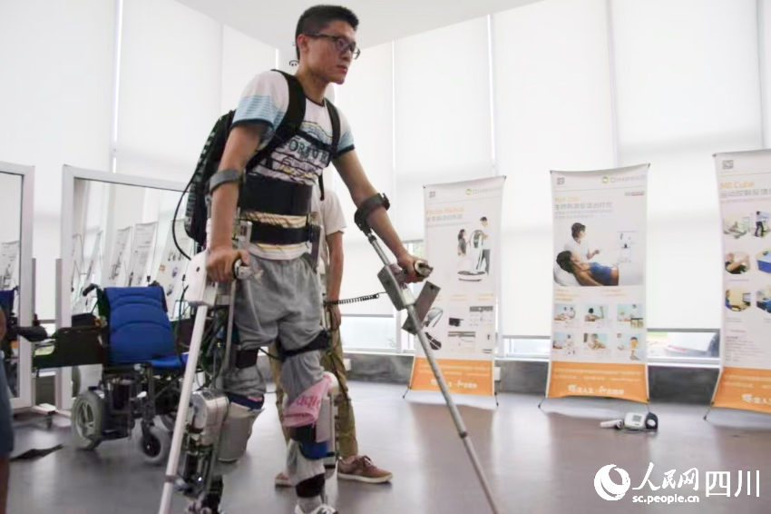 2015年9月，林寒成为电子科技大学外骨骼机器人首批志愿者，并穿戴初代设备。人民网记者 朱虹摄