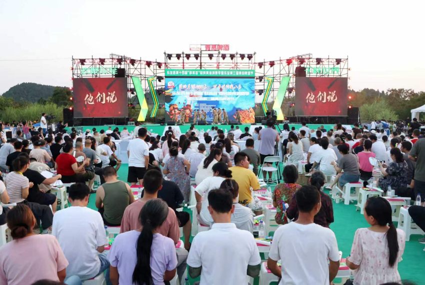 乐至县第十四届“群英荟”烧烤美食消费季暨第三届青岛啤酒节现场。周媛摄