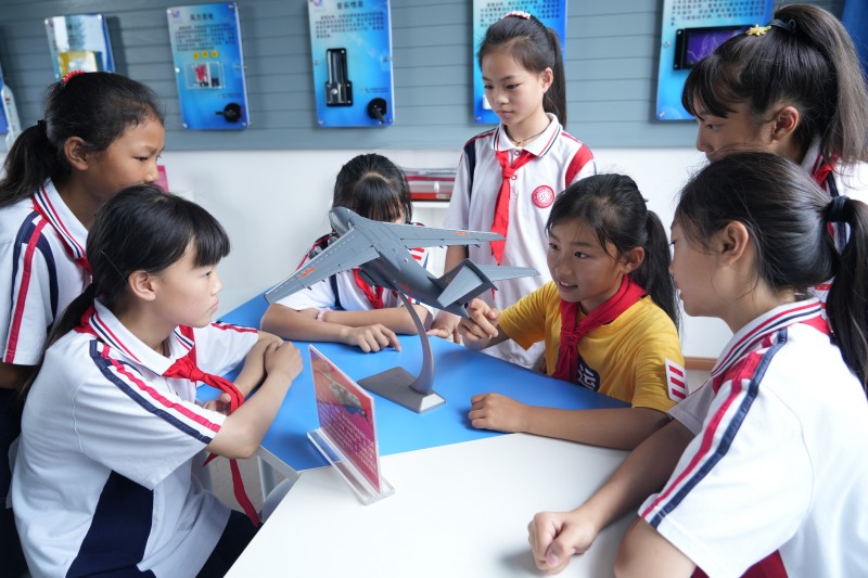 学生在宜宾市一曼小学校乡村校园科学馆参加活动。翠屏区融媒体中心供图