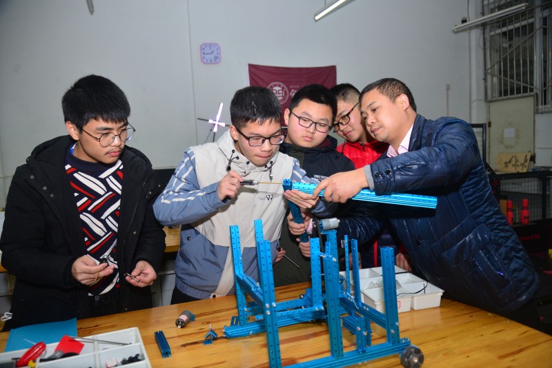 宜宾市四中学子在世界机器人大赛比赛中。翠屏区融媒体中心供图