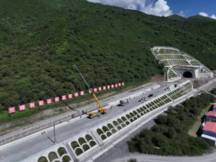 包座隧道进口。成兰铁路公司供图
