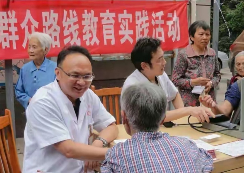 田伟在社区义诊。受访者供图