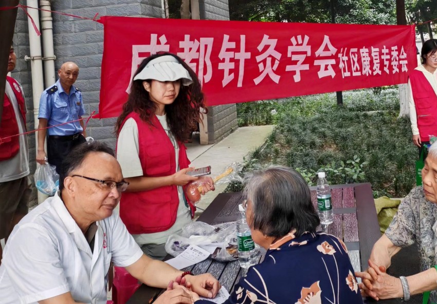 田伟现场为居民把脉诊疗。受访者供图